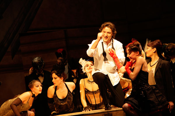 Herzog von Mantua (Dmitry Korchak), Ensemble | Copyright: Paul Leclaire