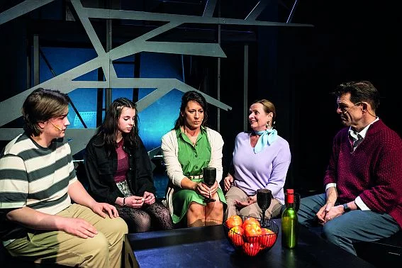 Dear Evan Hansen; Szene mit zwei Jugendlichen und ihren Eltern im Diskurs | © Matthias Jung