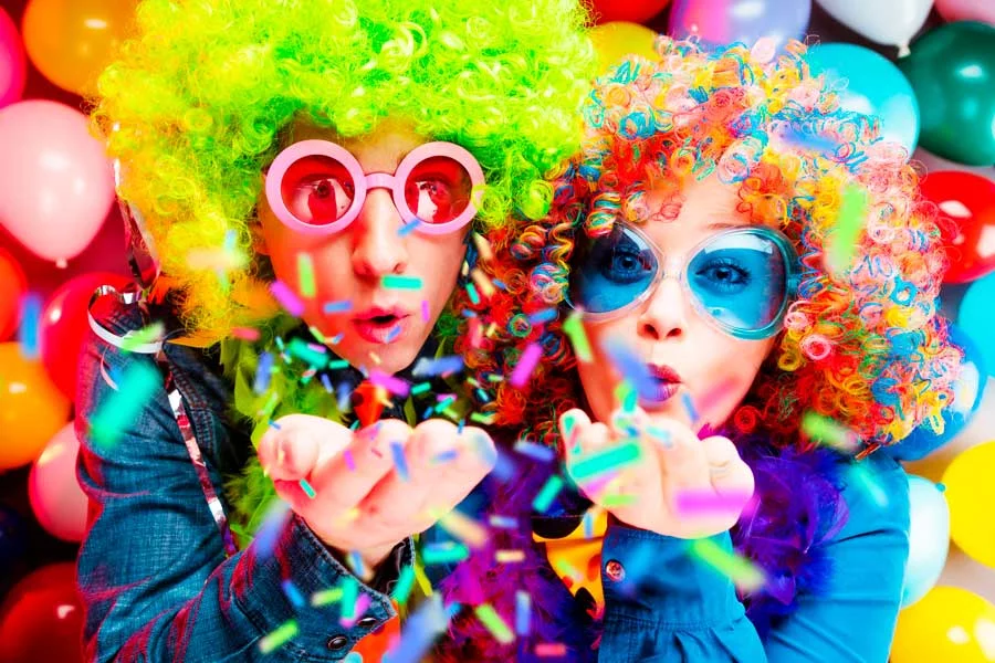Paar im Karneval | © AdobeStock
