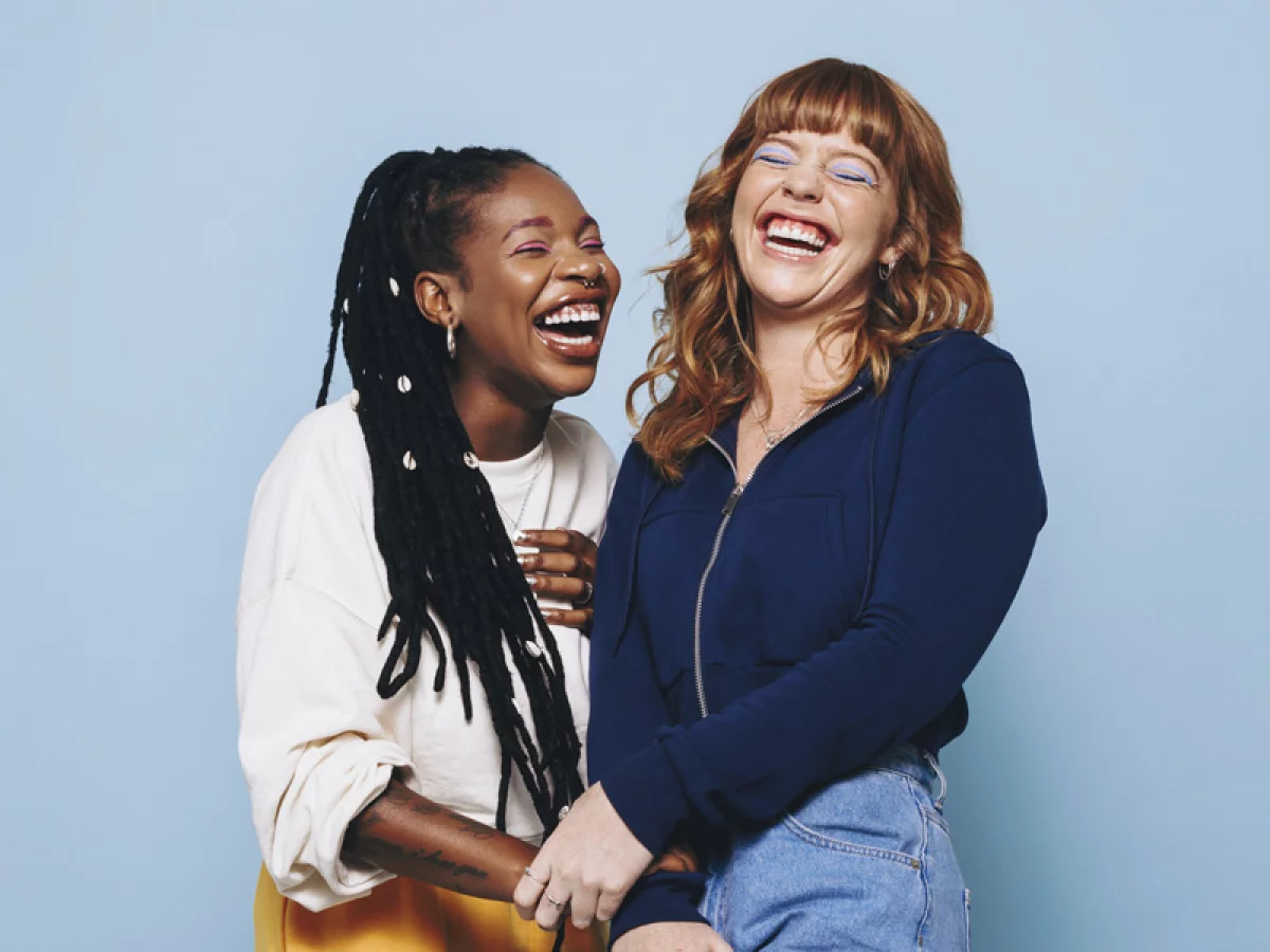 Zwei lachende Frauen | © Adobe Stock