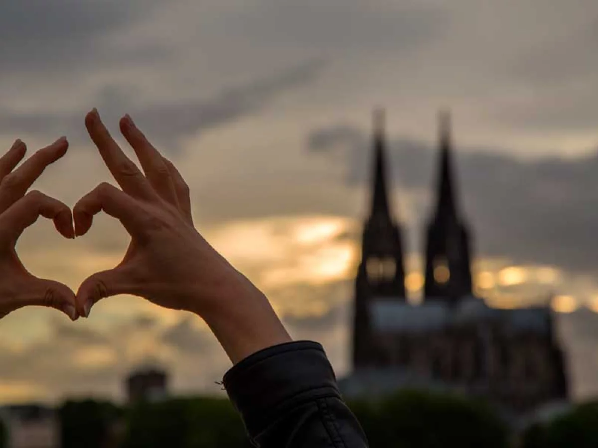 Kölner Dom im Hintergrund, vorne zwei Hände die ein Herz bilden | © AdobeStock