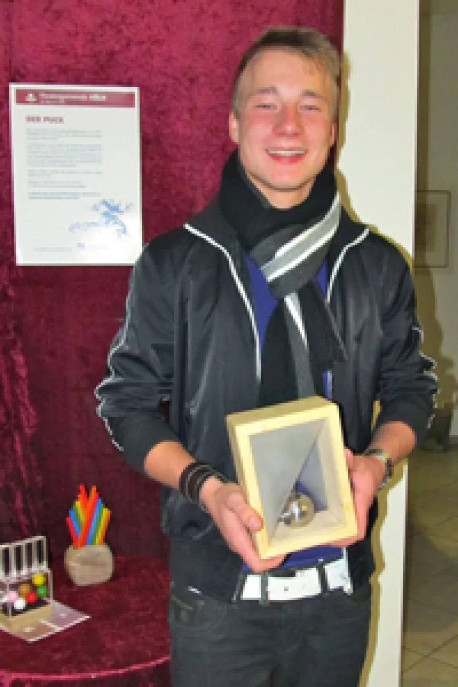 Stephan Mazur präsentiert seine PUCK-Skulptur| Copyright: Peter Stratmann