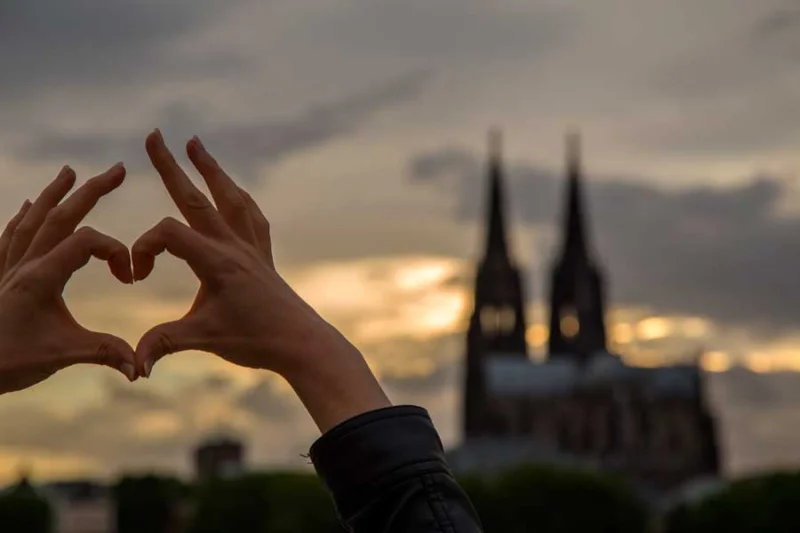 Kölner Dom im Hintergrund, vorne zwei Hände die ein Herz bilden | © AdobeStock